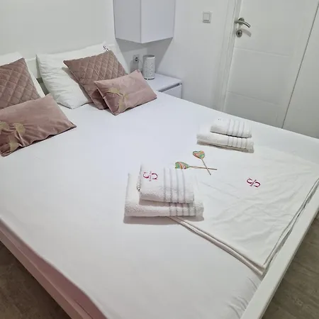 Sunny Day, Mobile مكان تخييم بيوغْغاد نا موغو